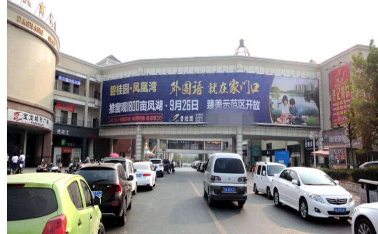 郑州农业路天泽街宝龙城市广场墙体三面翻广告
