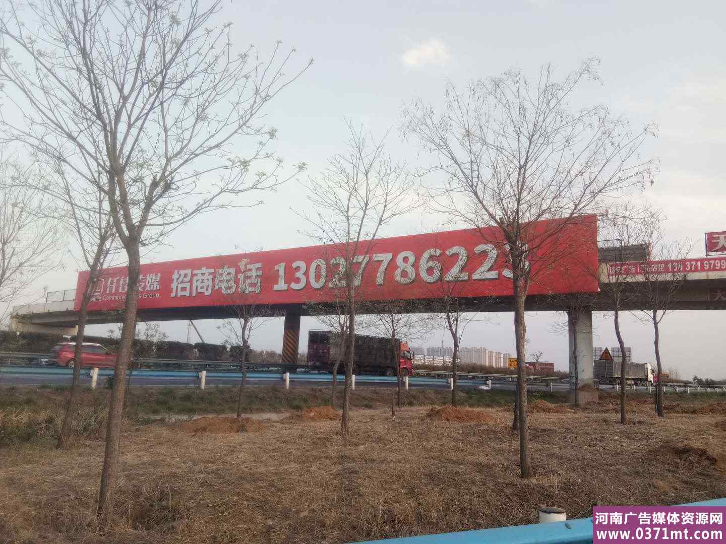 郑州京港澳高速G4南三环交叉口跨路广告牌