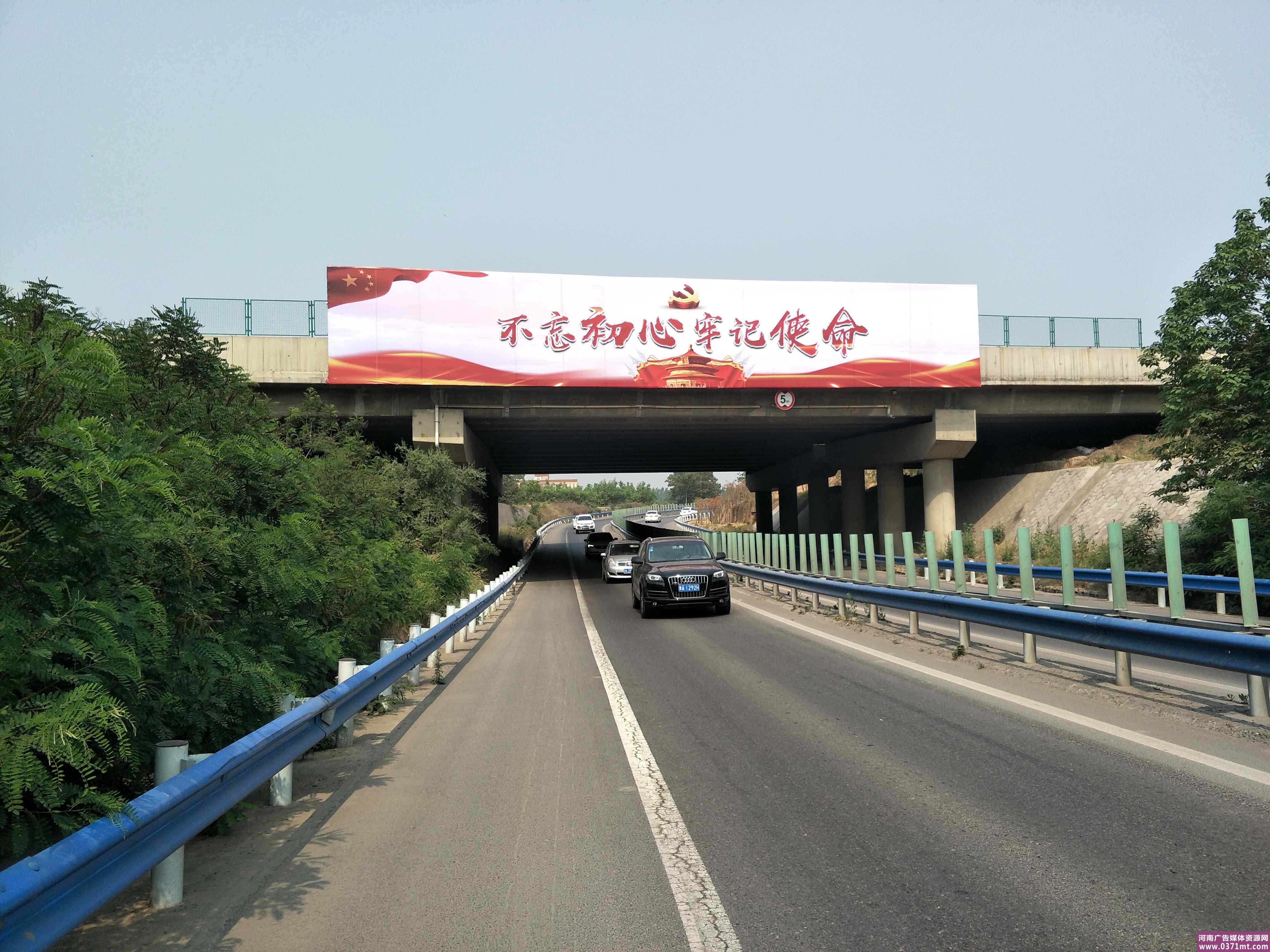 郑州市西绕城高速科学大道下桥口双向车道跨街广告牌媒体